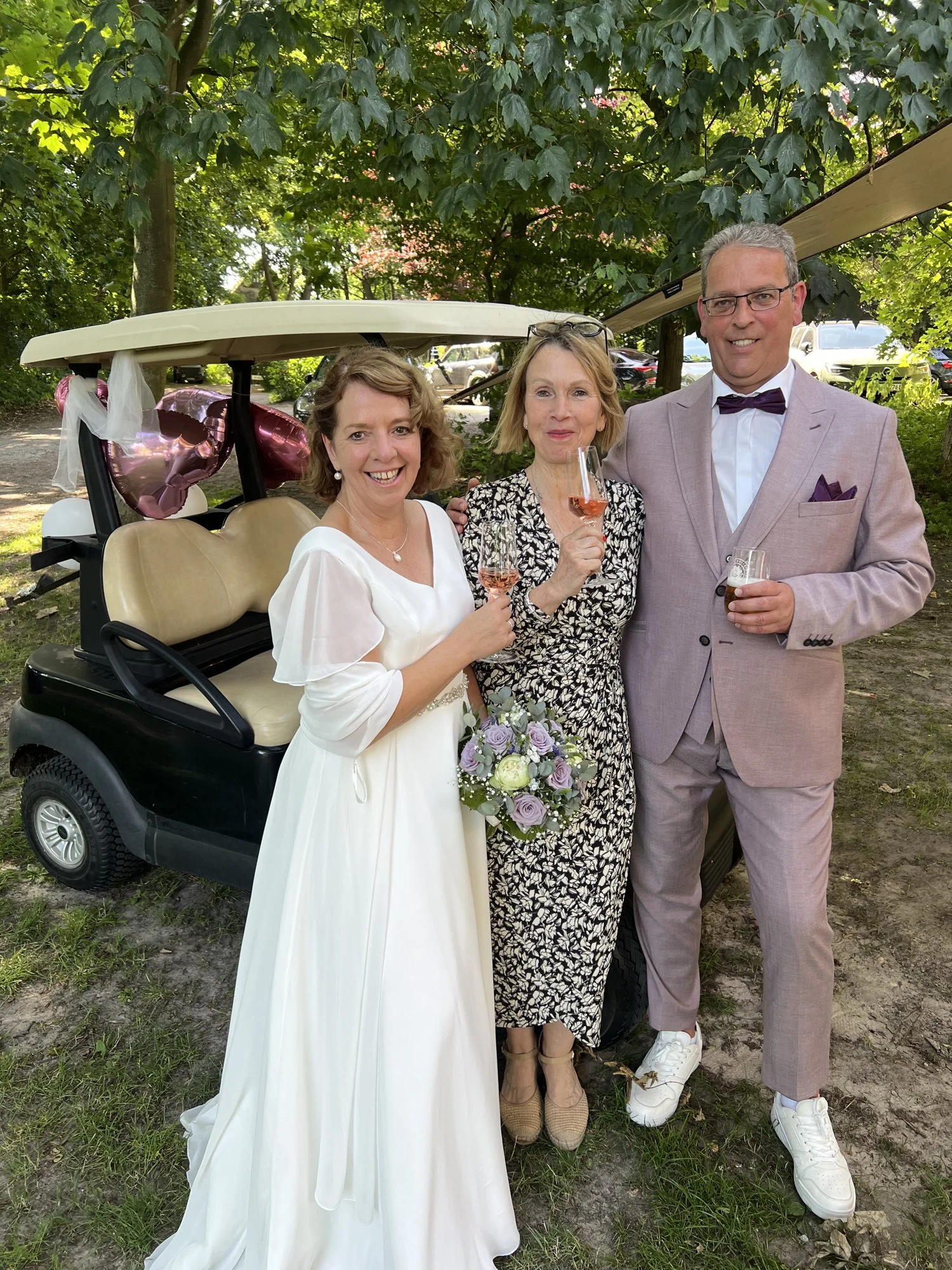 Hochzeitsrednerin Adrienne Friedlaender mit Brautpaar