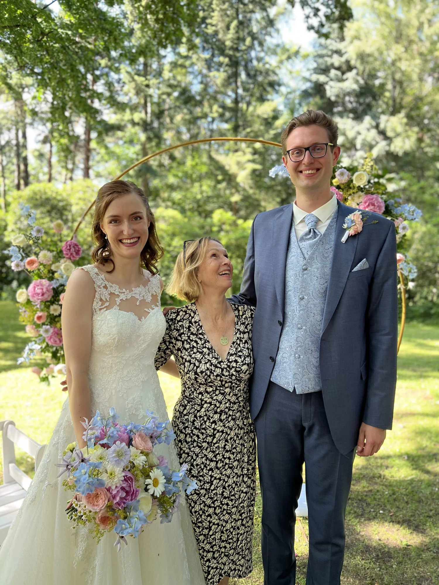 Hochzeitsrednerin Adrienne Friedlaender mit Brautpaar