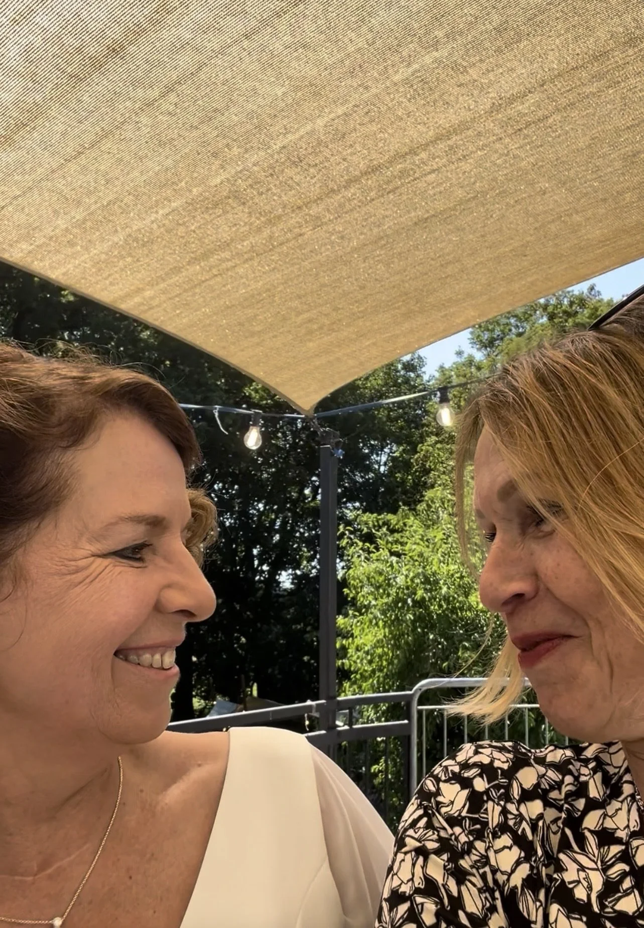 Hochzeitsrednerin Adrienne Friedlaender mit Brautpaar