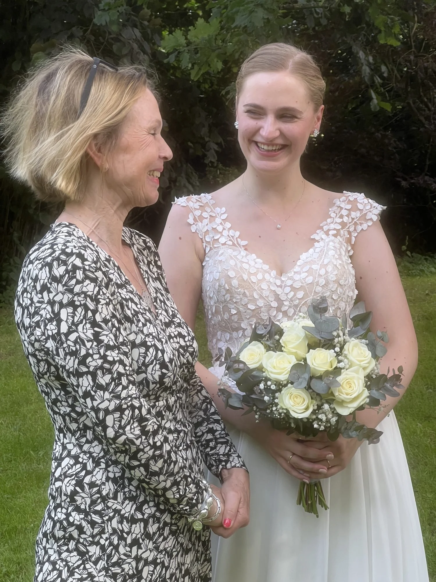 Hochzeitsrednerin Adrienne Friedlaender mit Brautpaar