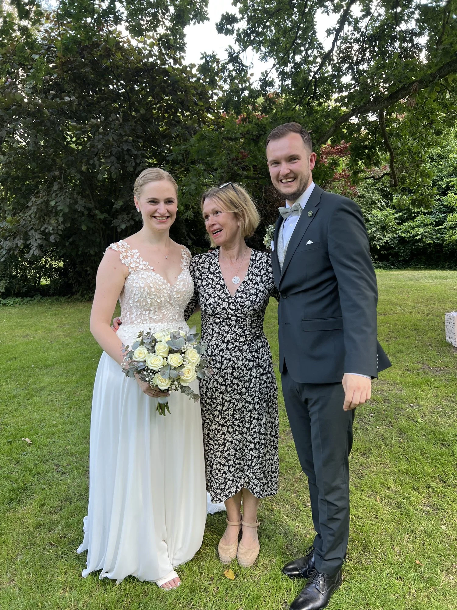 Hochzeitsrednerin Adrienne Friedlaender mit Brautpaar
