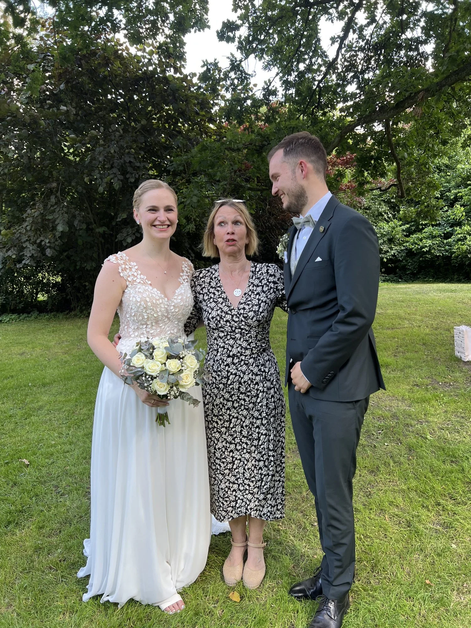 Hochzeitsrednerin Adrienne Friedlaender mit Brautpaar