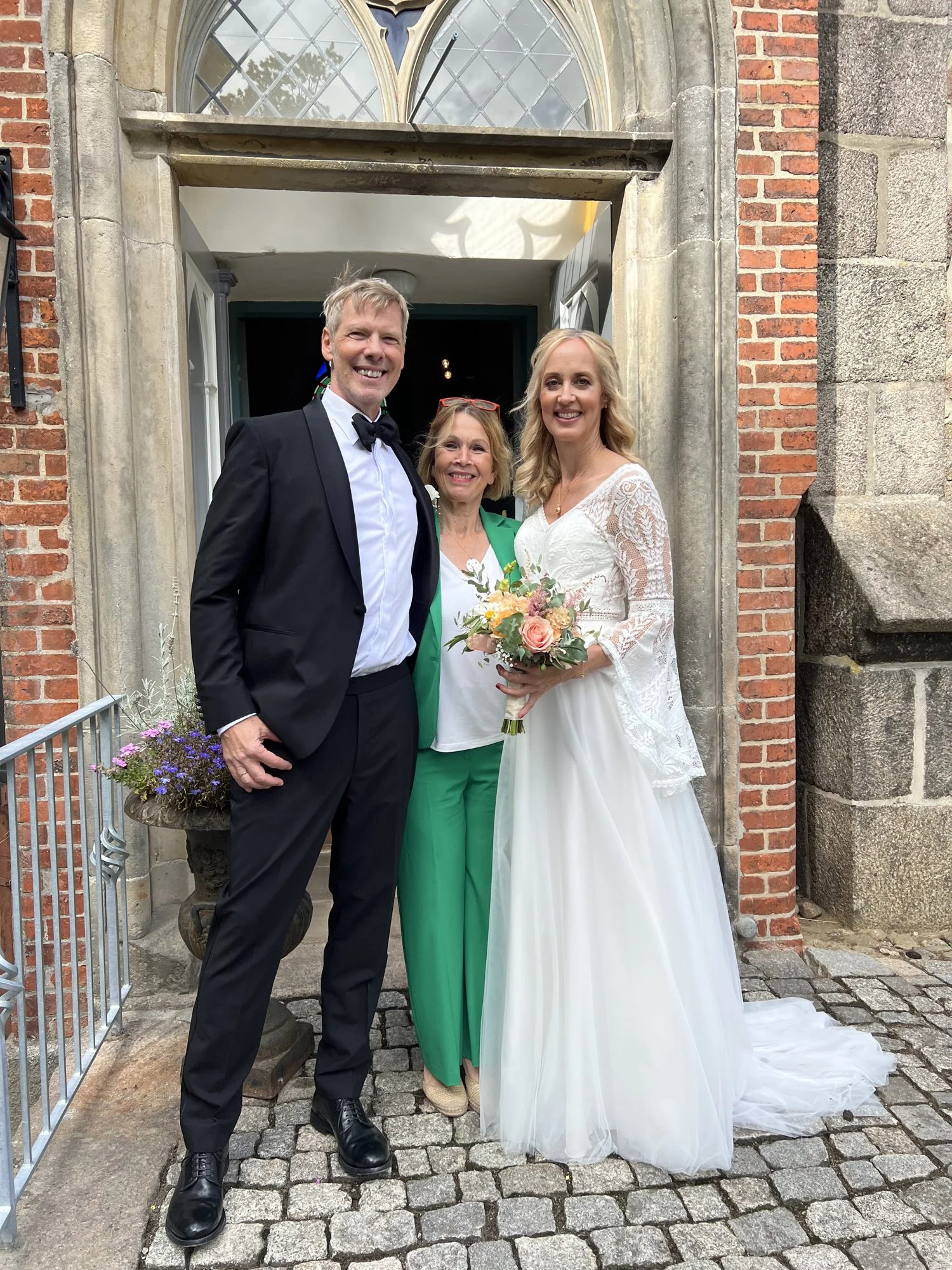 Hochzeitsrednerin Adrienne Friedlaender mit Brautpaar