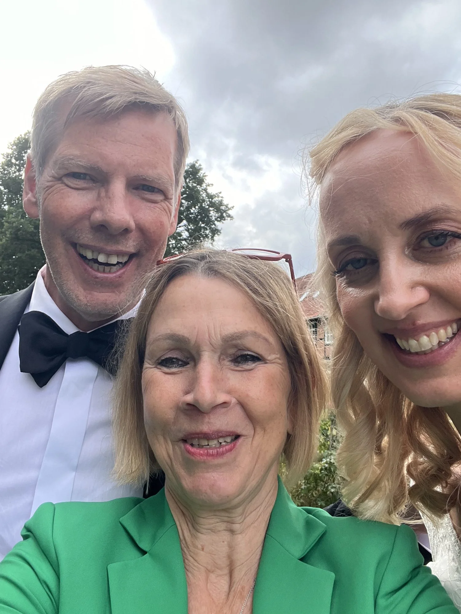 Hochzeitsrednerin Adrienne Friedlaender mit Brautpaar